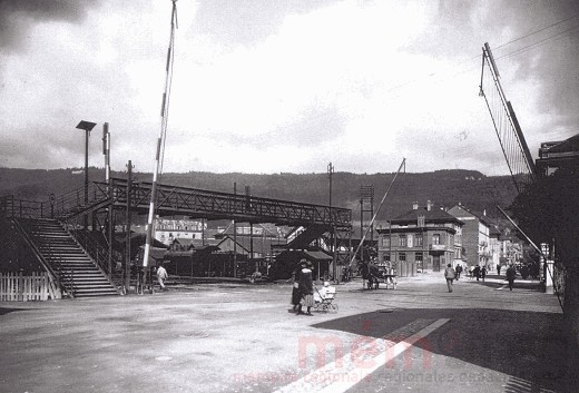 Beschrankter Bahnübergang an der Zentralstrasse in Biel, um 1920