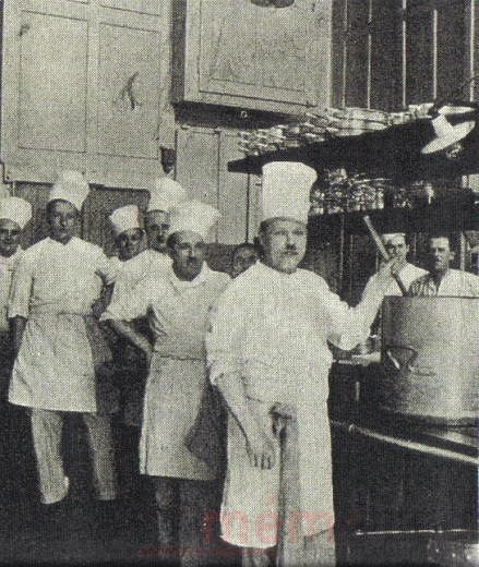 Kochequipe im Bieler Bahnhofbuffet, um 1940