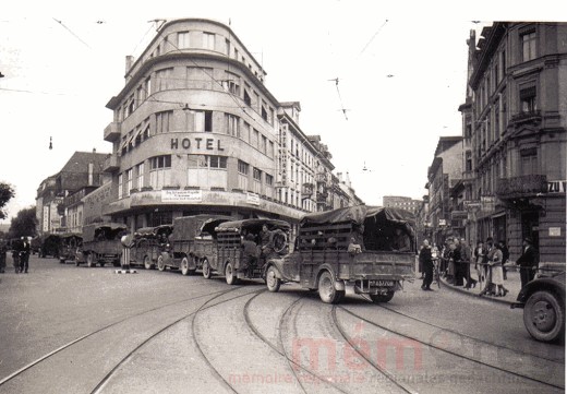 Lastwagen der französischen Armee fahren über den Zentralplatz in Biel, im Juni 1940
