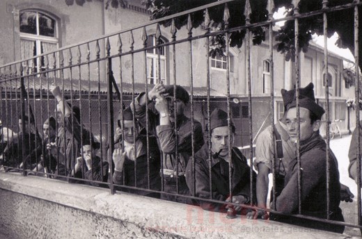 Französische Internierte auf dem Areal des Dufourschulhauses in Biel, Juni 1940