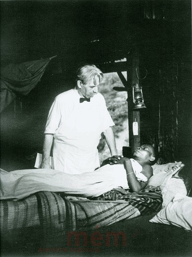 Albert Schweitzer bei einem Patienten, um 1962