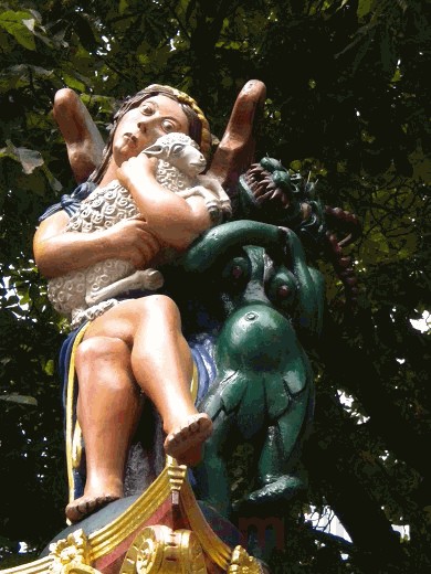 Engel, Lamm und Teufel beim Engelsbrunnen in Biel