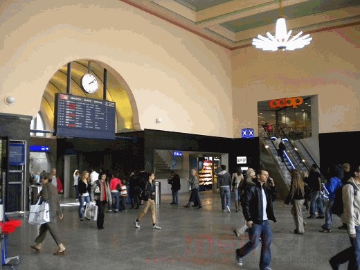 Die Eingangshalle des Bieler Bahnhofs, 2010