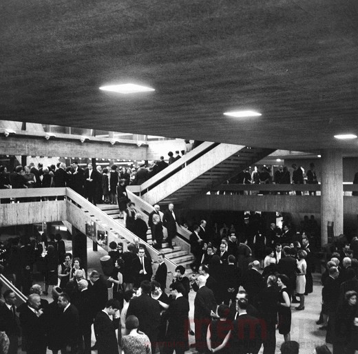 Das Foyer während eines Empfangs, Kongresshaus Biel, 1966