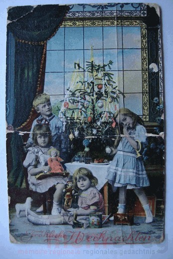 Weihnachtspostkarte, Kinder um einen Weihnachtsbaum