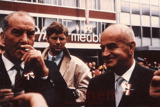 Bundesrat Rudolf Gnägi auf dem Neumarktplatz in Biel, 1969