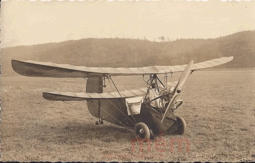 Ein Flugzeug auf dem Bözingenmoos, um 1908