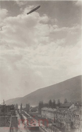 Ein Zeppelin über dem Unteren Quai in Biel, um 1927