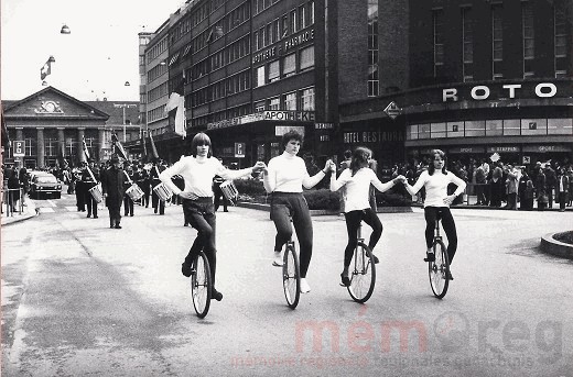 Kunstradfahrer am Ersten Mai in Biel, um 1975