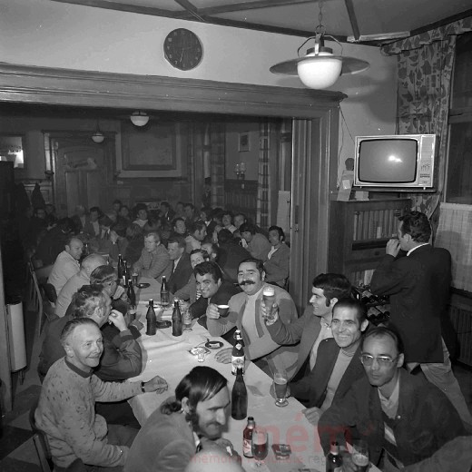Die Belegschaft der Firma Burger und Jacobi in Biel, 1974