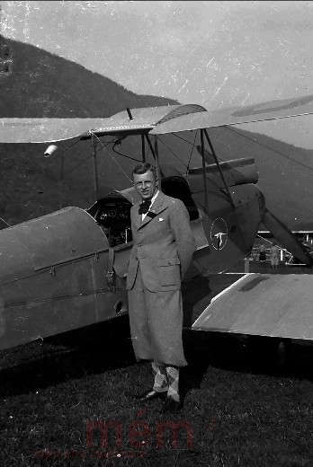 Auf dem Flugplatz Biel, 1937