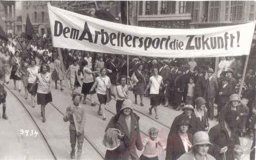 Arbeitersportlerinnen an der Kundgebung zum 1. Mai in Biel, 1930
