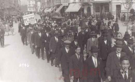 Die Konsumgenossenschaft Biel am Umzug zum 1. Mai in Biel, 1930