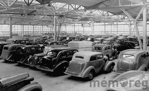 In der GM-Verkaufshalle warten Automobile auf Kundschaft. 1936
