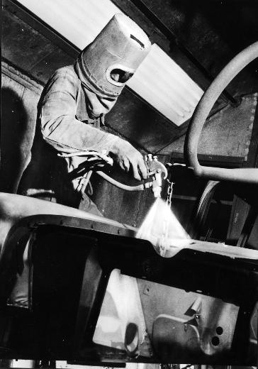Auftragen von Decklack im Montagewerk der GM in Biel, um 1960