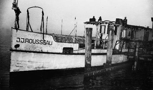 Das Schiff J.J.Rousseau mit Trauerflor
