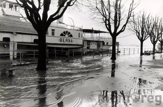 Der Raddampfer «Berna» und das Hochwasser