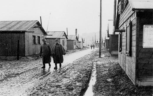 Rundgang der Hauptleute im Interniertenlager Büren, um 1940