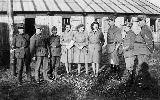 Ein Teil des Stabes des Interniertenlagers Büren, um 1940