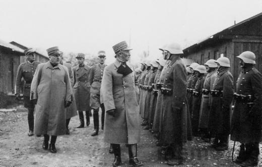 General Guisan besucht das Interniertenlager Büren, um 1940