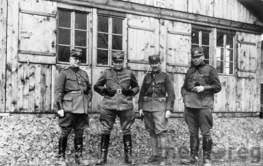 Gruppenbild hinter der Offiziersbaracke im Interniertenlager Büren, um 1940