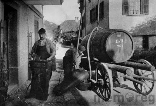 Weintransport in Twann, um 1900