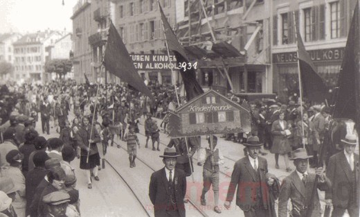 Die Kinderfreunde an der Kundgebung zum 1. Mai in Biel, 1930