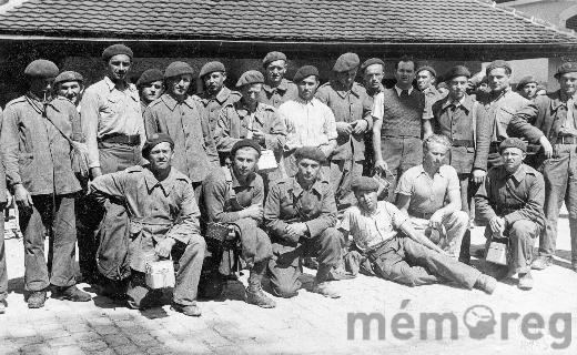 Gruppenbild polnischer Internierter im Lager Büren, um 1941