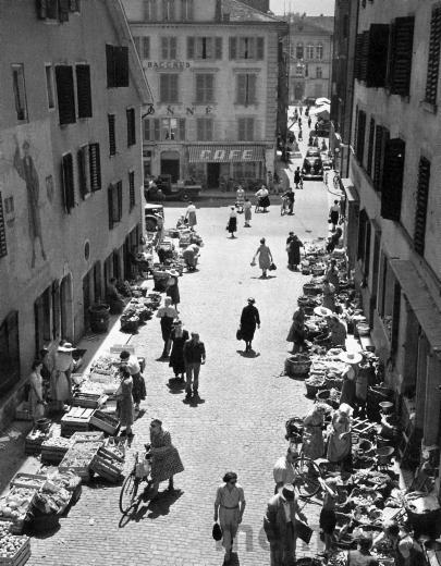 Markttag an der Collègegasse in Biel, um 1950