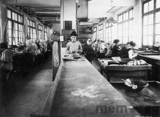 Uhrenfabrik, um 1900