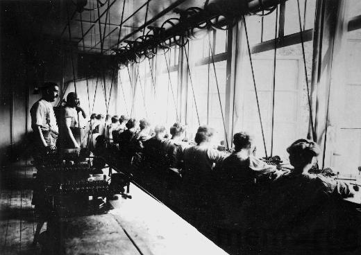 Arbeiterinnen und Kontrolleure, um 1900