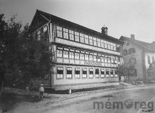 Fabrik der «Tavannes Watch Co.» in Tavannes an der Route de Tramelan, um 1895