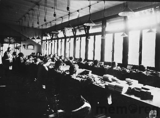 Uhrmacheratelier der «Tavannes Watch Co.» in Tavannes, um 1913