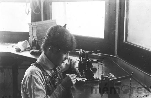 Uhrmacher in der «Tavannes Watch Co.» in Tavannes, um 1910