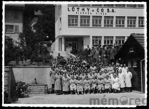 Die Belegschaft der Uhrensteinfabrik Lüthy & Co.