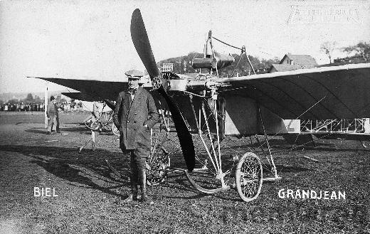 Der Flugpionier René Grandjean an einem Flugmeeting in Biel, 1911