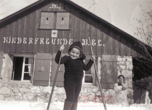 Kleine Skifahrerin vor dem Kinderfreundehaus in Magglingen, um 1950