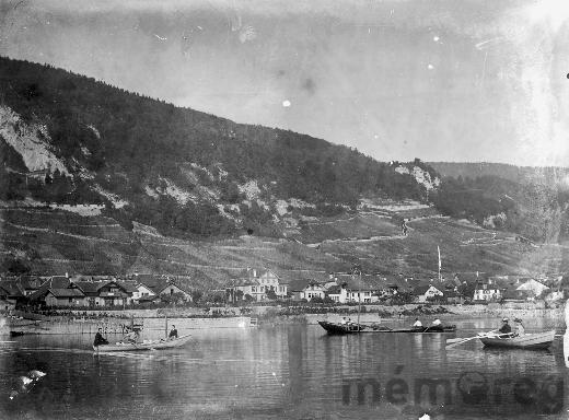 Ruderboote und Lastkahn vor Twann, um 1890