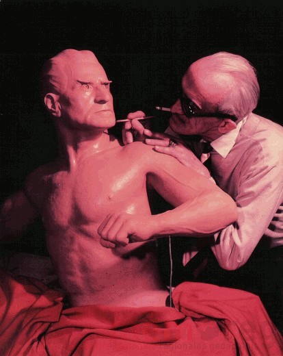Ernst Willi bei der Fertigstellung der Skulptur des ungarischen Freiheitskämpfers