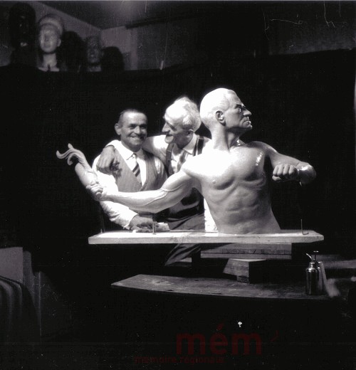 Ernst Willi, Ernst Oppliger und die fertiggestellte Skulptur