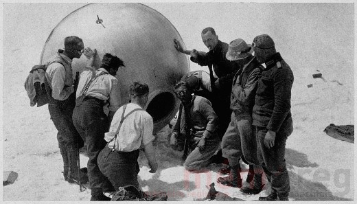 Piccard mit Gebirgstruppen auf dem Gurgler Ferner, einem Gletscher im Tirol, 1931
