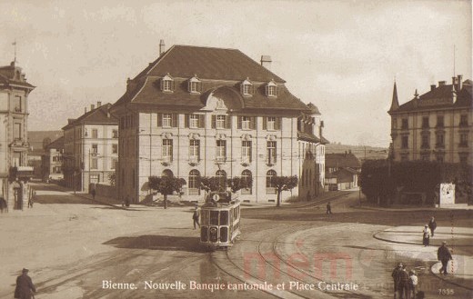 Ein Tram vor der Kantonalbank am Zentralplatz in Biel