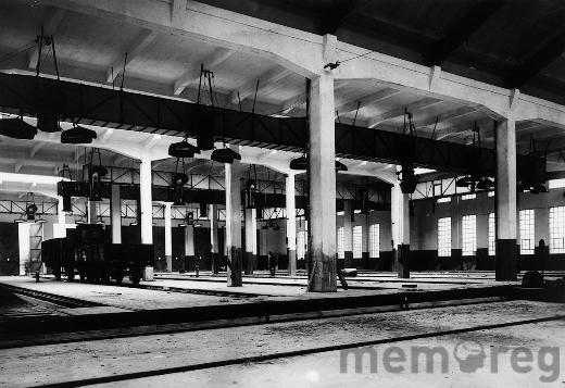 Vue de l'intérieur du dépôt de locomotives des CFF à Bienne, vers 1921